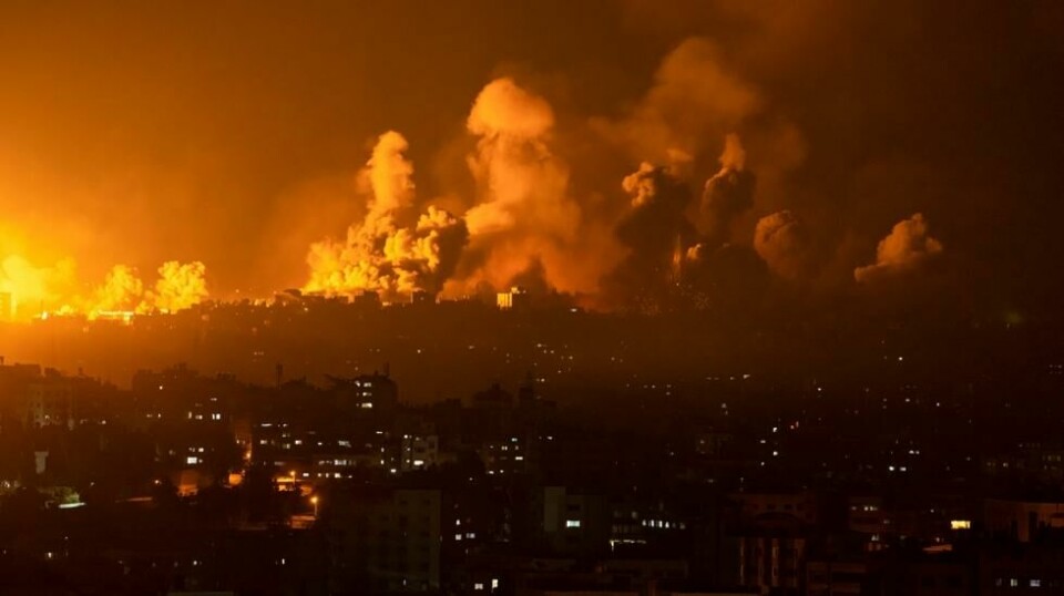 Ild og røyk stiger opp etter et israelsk luftangrep i Gaza by, søndag 8. oktober 2023.