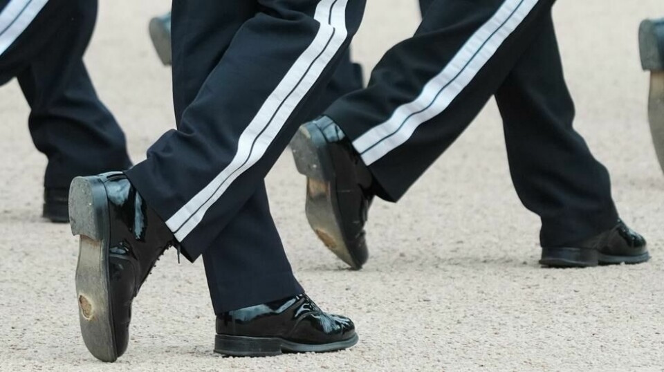 Gardistene fremførte sin tradisjonelle drilloppvisning på Slottsbalkongen onsdag. Mens uniformene var plettfrie, var sålene hullete og slitte. Foto: Lise Åserud / NTB