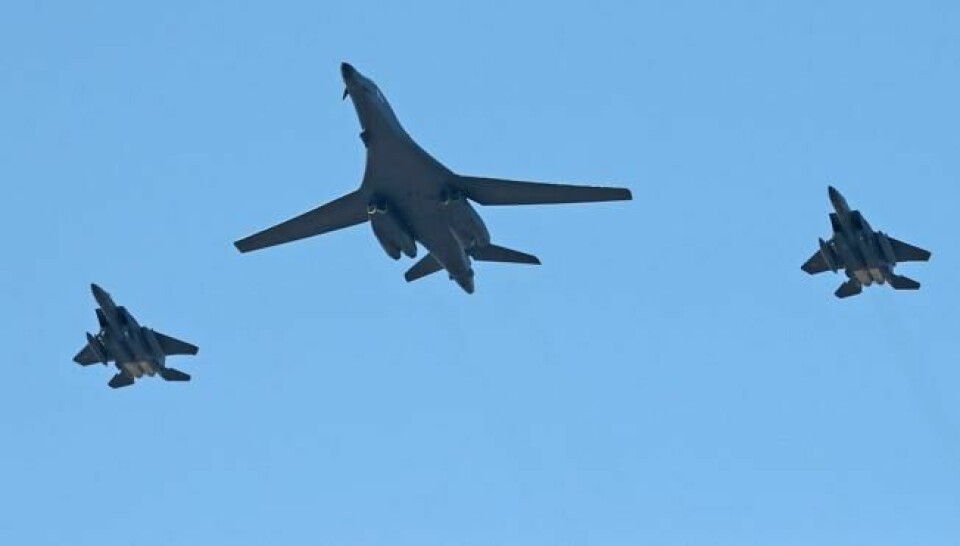Amerikansk B-1B-bombefly eskortert av to sørkoreanske F-15K-jagere over Seoul. Scanpix/AP. Amerikansk B-1B-bombefly eskortert av to sørkoreanske F-15K-jagere over Seoul. Scanpix/AP.