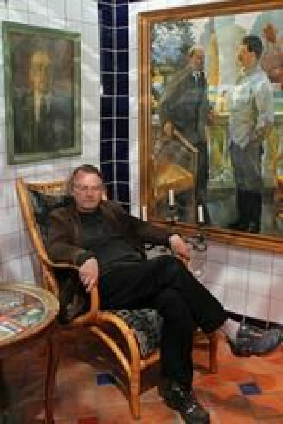 SPESIELL HOTELL-DIREKTØR: Lasse Diding under sine forbilder i avslappings-salongen utenfor Lenin-spaet. SPESIELL HOTELL-DIREKTØR: Lasse Diding under sine forbilder i avslappings-salongen utenfor Lenin-spaet.