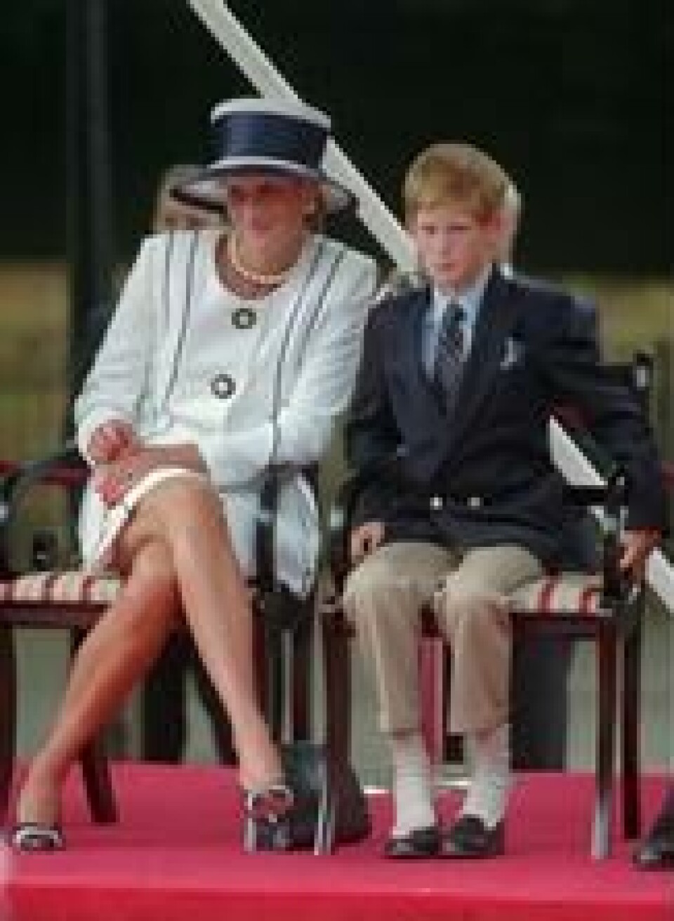 Ni år gamle prins Harry sammen med sin mor, prinsesse Diana, under feiringen av frigjøringsdagen i august 1995. To år senere døde Diana i en bilulykke i Paris. Foto: AP Photo/Alastair Grant Ni år gamle prins Harry sammen med sin mor, prinsesse Diana, under feiringen av frigjøringsdagen i august 1995. To år senere døde Diana i en bilulykke i Paris. Foto: AP Photo/Alastair Grant