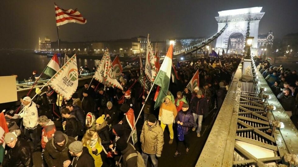 SPLITTET UNGARN: Store demonstrasjoner mot Orbán-regjeringen i dag etter dag, som her 21. desember 2018 i Budapest, ser ikke ut til å slå ut på oppslutningen om de regjerende ifølge ny meningsmåling fra Nézöpont Intézet.