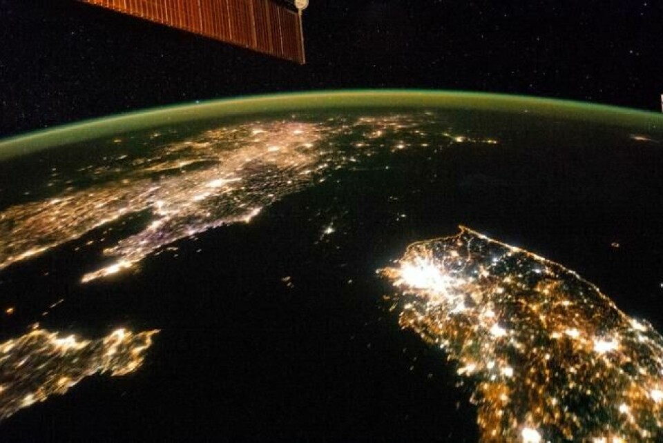 Foto tatt fra romstasjonen ISS viser den koreanske halvøya og Kina. Nederst til høyre ses Sør-Korea, Kina lyser lenger opp. Midt i bildet ses Nord-Koreas hovedstad Pyongyang, som en svak lysflekk i mørket. – Bildet illustrerer landets fysiske isolering, men også den digitale, sier oberstløytnant Ydstebø til ABC Nyheter. Foto: Nasa. Foto tatt fra romstasjonen ISS viser den koreanske halvøya og Kina. Nederst til høyre ses Sør-Korea, Kina lyser lenger opp. Midt i bildet ses Nord-Koreas hovedstad Pyongyang, som en svak lysflekk i mørket. – Bildet illustrerer landets fysiske isolering, men også den digitale, sier oberstløytnant Ydstebø til ABC Nyheter. Foto: Nasa.