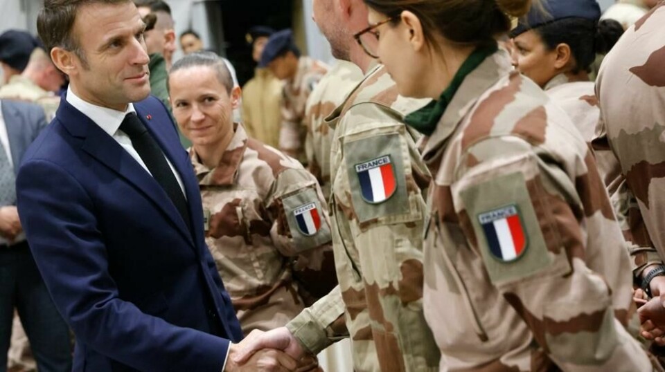 Frankrikes president Emmanuel Macron hilser på franske soldater i Safawi, øst for Amman i Jordan, i desember 2023.