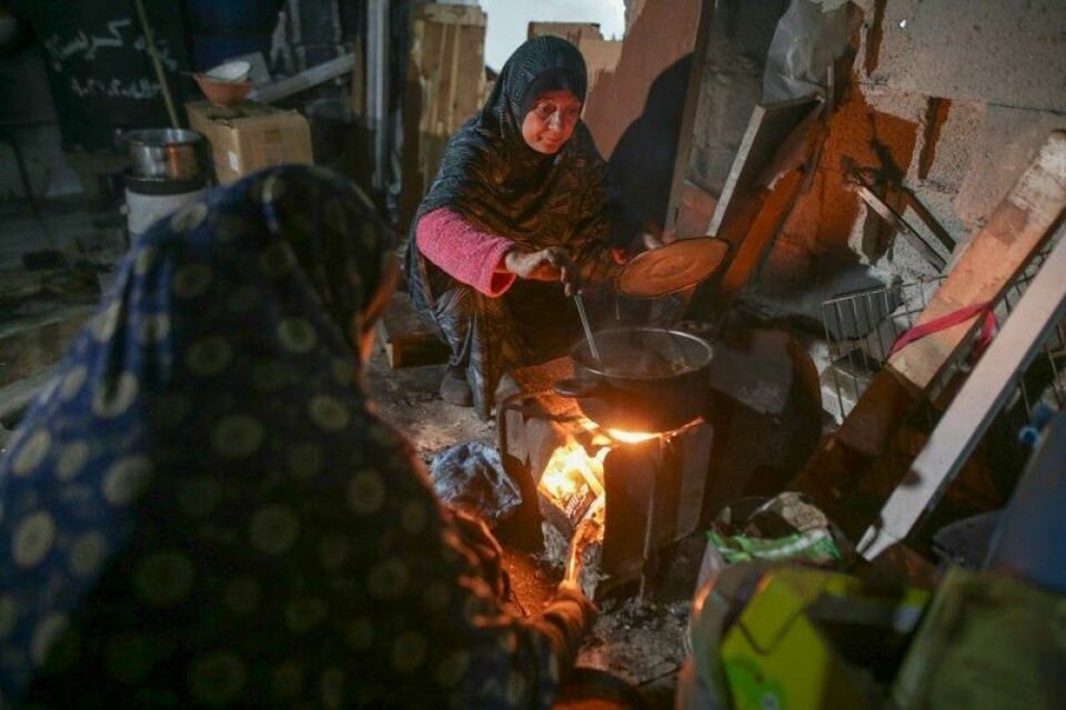 Også palestinerne på Gazastripen har innledet fastemåneden ramadan, noe som betyr at de kun spiser etter og før soloppgang. Her lager Fatima Al-Absi mat til sin familie i Jabalia lørdag.