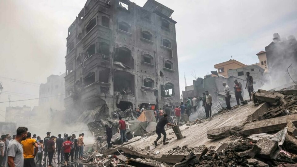 Palestinere leter etter overlevende etter et israelsk luftangrep mot bygninger i flyktningleiren Jabalia på Gazastripen 9. oktober 2023. Palestinere leter etter overlevende etter et israelsk luftangrep mot bygninger i flyktningleiren Jabalia på Gazastripen 9. oktober 2023. Foto: Mohammed Abed / AFP / NTB
