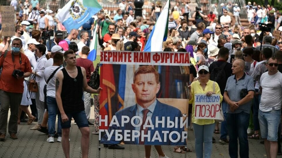 Titusenvis av innbyggere i Khabarovsk øst i Russland protesterte lørdag mot drapssiktelsen, varetektsfengslingen og sparkingen av regionens guvernør Sergej Furgal. Foto: AP / NTB scanpix