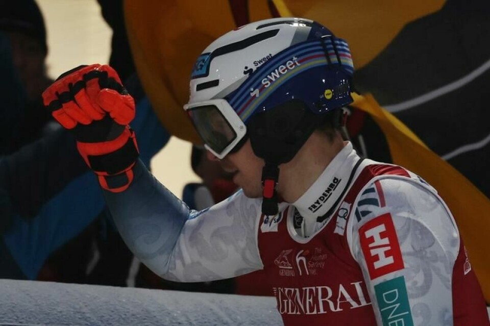 Henrik Kristoffersen hever hånden etter den fantastiske 2.-omgangen i Levi.