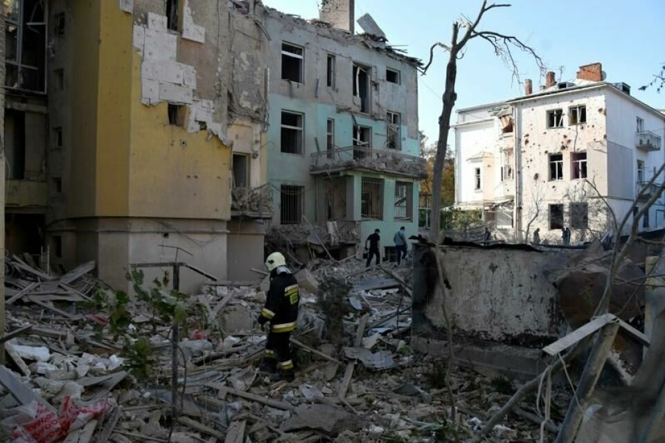 Redningsarbeidere leter etter overlevende i et sammenrast hus i Lviv i Ukraina. Danske politikere mener Norge ikke gir nok i bistand til Ukraina med tanke på inntektene som har kommet som følge av strupingen av russisk olje- og gass. Arkivfoto: Mykola Tys / AP / NTB