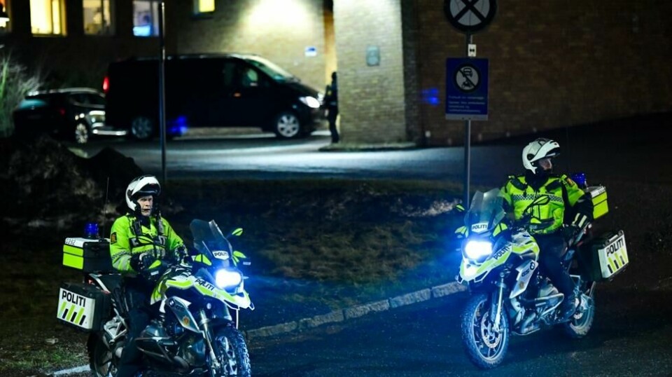 Kortesjen med kongen ankom Rikshospitalet klokken 0.12 mandag. Foto: Rodrigo Freitas / NTB