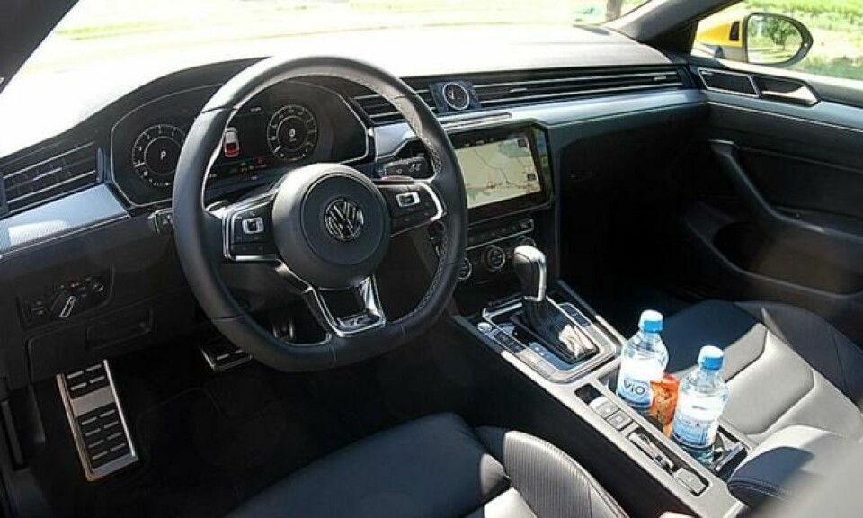 VW Arteon har et sterkt Passat-DNA og det skinner igjennom blant annet på dashbordet. VW Arteon har et sterkt Passat-DNA og det skinner igjennom blant annet på dashbordet.