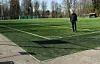 FULL FOTBALLSTOPP: Sjur Skridshol på en av Lyns tre kunstgressbaner, som er både helsefarlig og forurensende. Byrådet har satt en stopper for rehabilitering som ifølge Skridshol kunne løst begge problemene. Foto: Thomas Vermes / ABC Nyheter