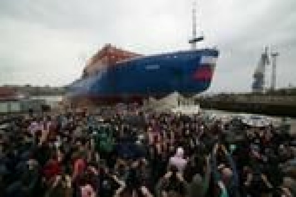 Publikum ved seremonien da isbryteren Ural ble sjøsatt fra verftet i St. Petersburg lørdag. NTB Scanpix/Reuters. Publikum ved seremonien da isbryteren Ural ble sjøsatt fra verftet i St. Petersburg lørdag. NTB Scanpix/Reuters.