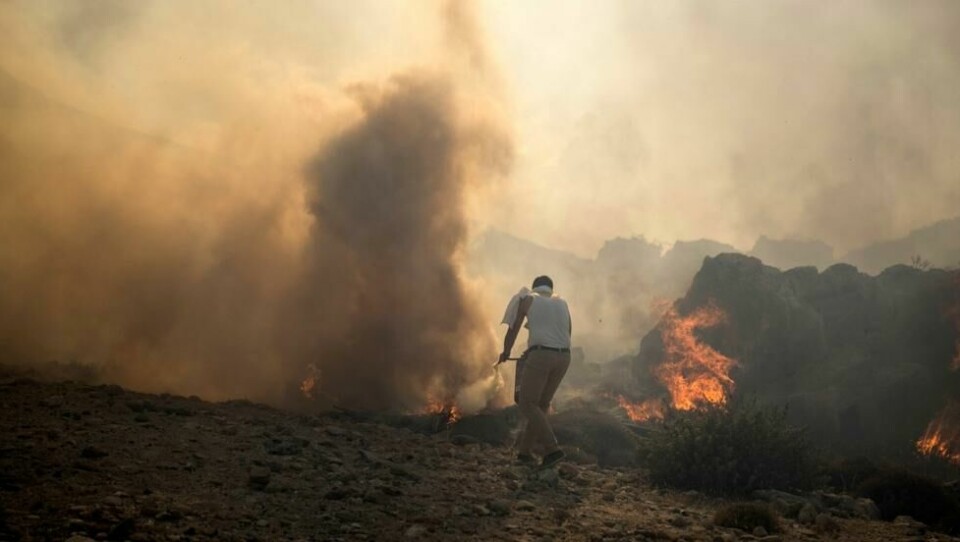 En mann forsøker å slukke en brann i nærheten av Lindos på Rhodos i fjor sommer. En mann forsøker å slukke en brann i nærheten av Lindos på Rhodos i fjor sommer. Foto: Petros Giannakouris / AP / NTB