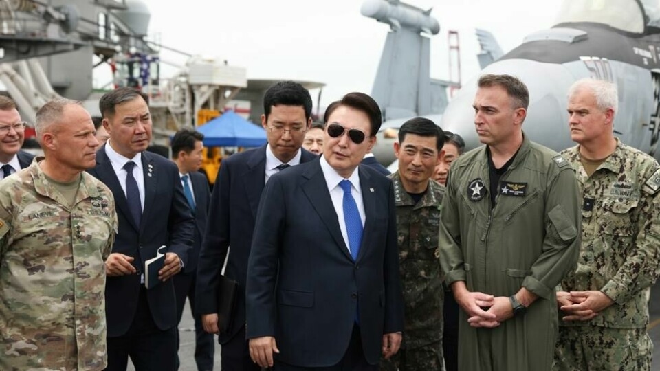 Den sørkoreanske presidenten, Yoon Suk Yeol, besøkte det amerikanske hangarskipet Theodore Roosevelt i sommer. Den sørkoreanske presidenten, Yoon Suk Yeol, besøkte det amerikanske hangarskipet Theodore Roosevelt i sommer. Foto: South Korean Presidential Office/Yonhap via AP, File