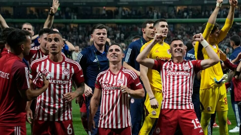 Olympiakos-spillerne jubler etter å ha vunnet onsdagens finale i conferenceligaen i fotball. Foto: Thanassis Stavrakis / AP / NTB