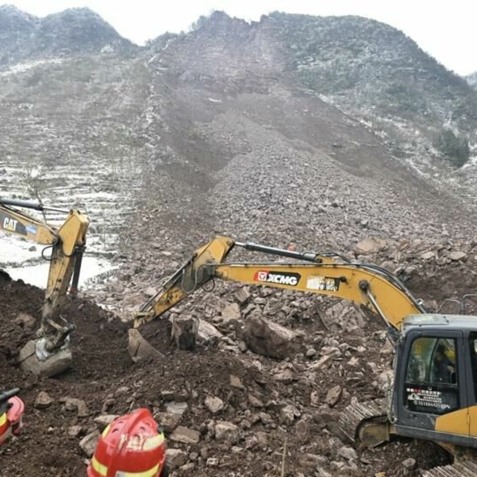 Redningsarbeidere jobber med å lete etter savnede i jordskredet som rammet to landsbyer i Yunnan-provinsen i Kina. Foto: Yue Yuewei / Xinhua via AP / NTB