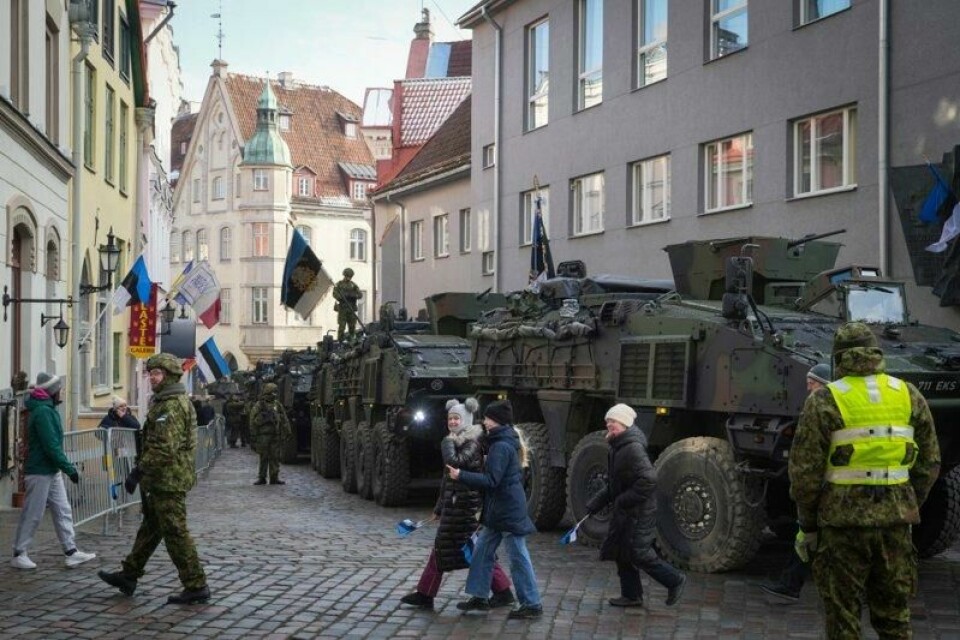 Estland ser med stor uro på Russlands krigføring i Ukraina. Dette bildet er fra en militærparade gjennom hovedstaden Tallinn på nasjonaldagen 24. februar.