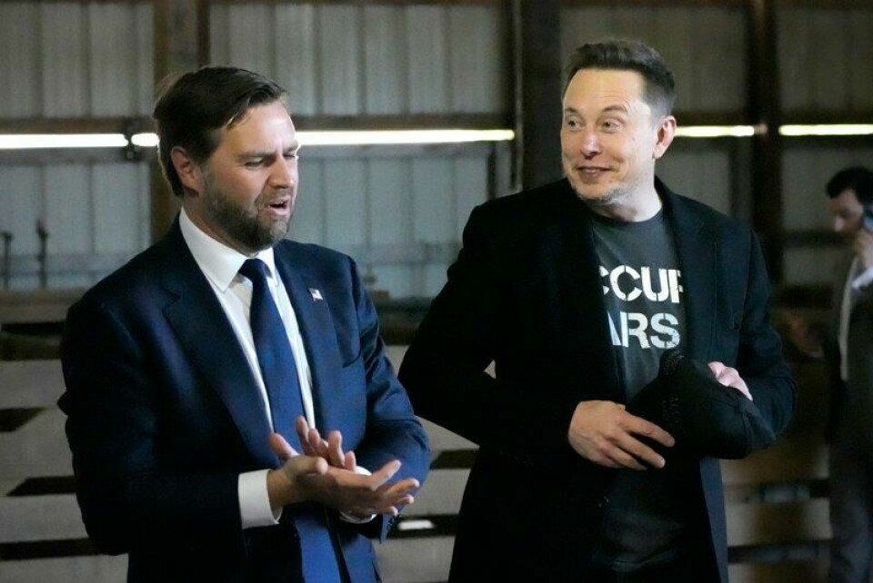J.D. Vance (t.v.) sier at Elon Musk (t.h.) kommer til å fortsette å være en rådgiver, selv etter han er ferdig i Doge.