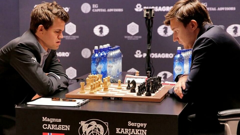 I overkant av to millioner nordmenn har sett Magnus Carlsen i aksjon i VM-kampen mot Sergej Karjakin så langt. Russeren leder 5-4 sammenlagt. Foto: AP / NTB scanpix.