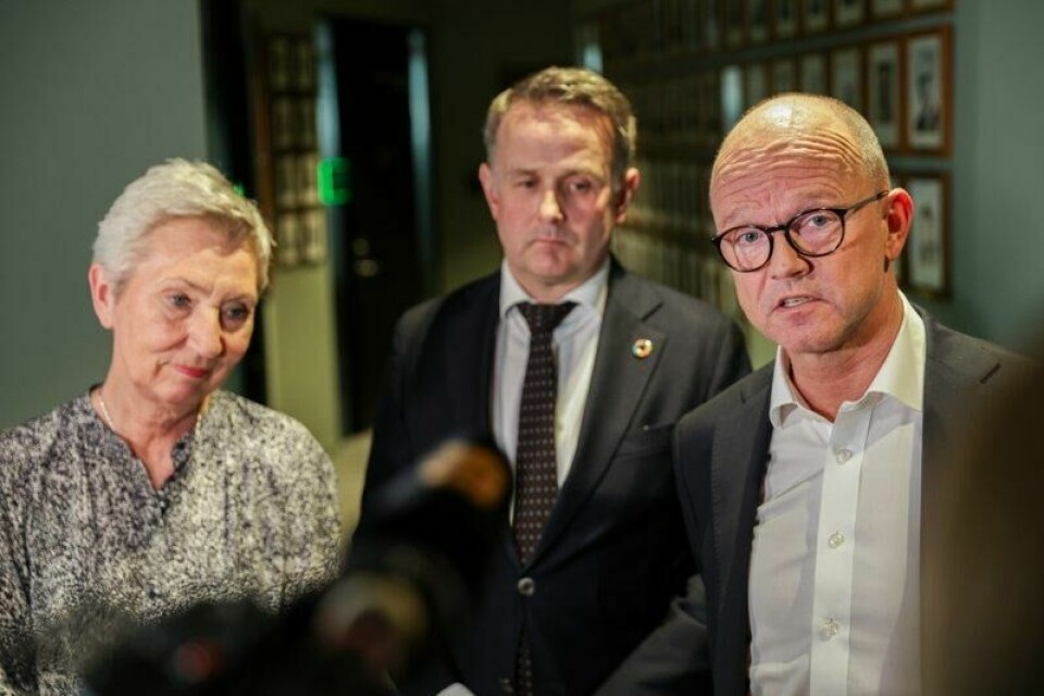 LO-leder Peggy Hessen Følsvik og NHO-direktør Ole Erik Almlid (t.h.) møtte mandag ettermiddag pressen sammen med riksmekler Mats Ruland etter at partene kom til enighet i lønnsoppgjøret.