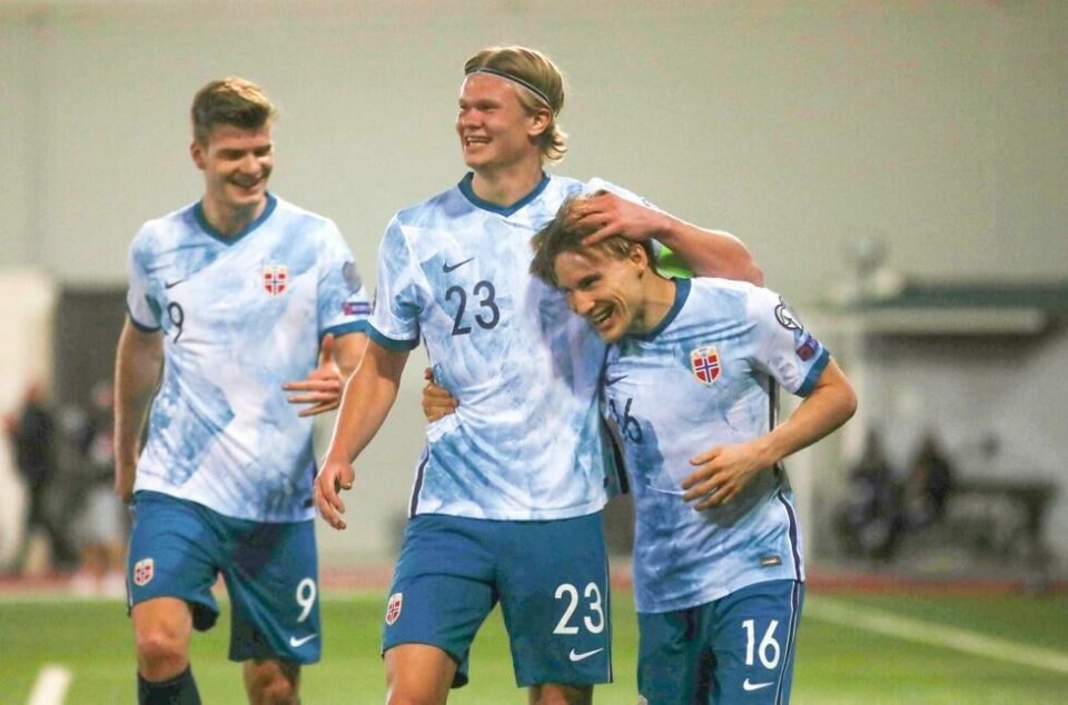 Erling Braut Haaland og Alexander Sørloth gratulerer Jonas Svensson (til h.) med scoring mot Gibraltar. Foto: Javier Fergo / NTB Erling Braut Haaland og Alexander Sørloth gratulerer Jonas Svensson (til h.) med scoring mot Gibraltar. Foto: Javier Fergo / NTB Foto: NTB