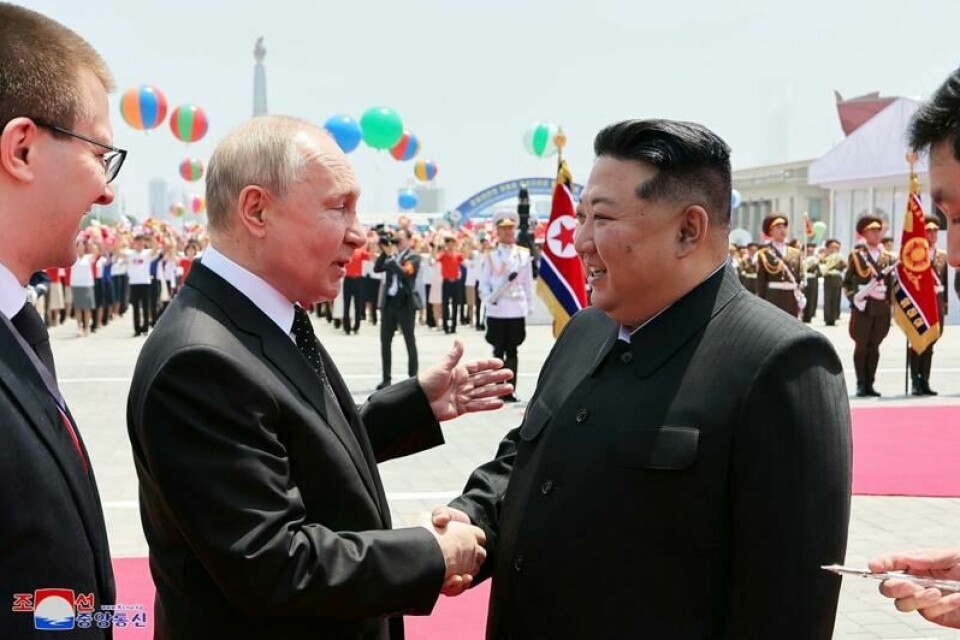 Russland president Vladimir Putin og Nord-Koreas leder Kim Jong-un under et besøk i Pyongyang i juni. De to landene knytter stadig tettere bånd.