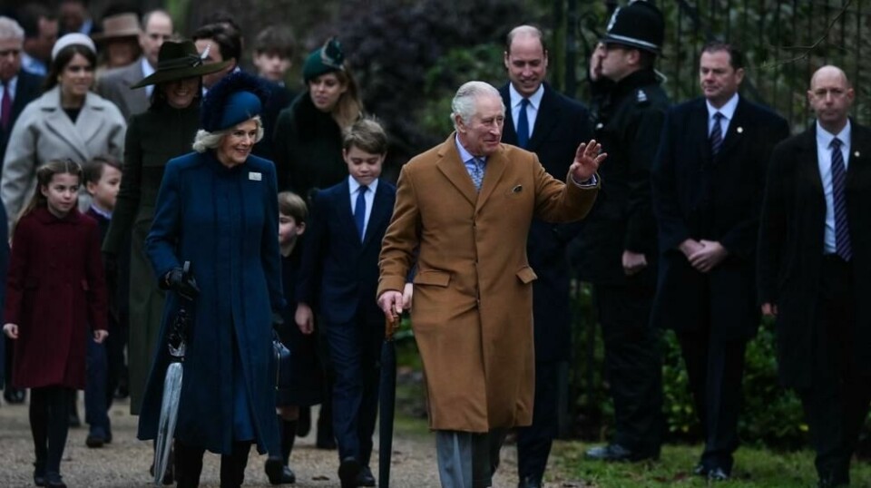 Kong Charles med dronninggemal Camilla vinker til publikum idet han ankommer kongefamiliens tradisjonelle juledagsgudstjeneste i Sandringham, øst i England, 25. desember 2022.