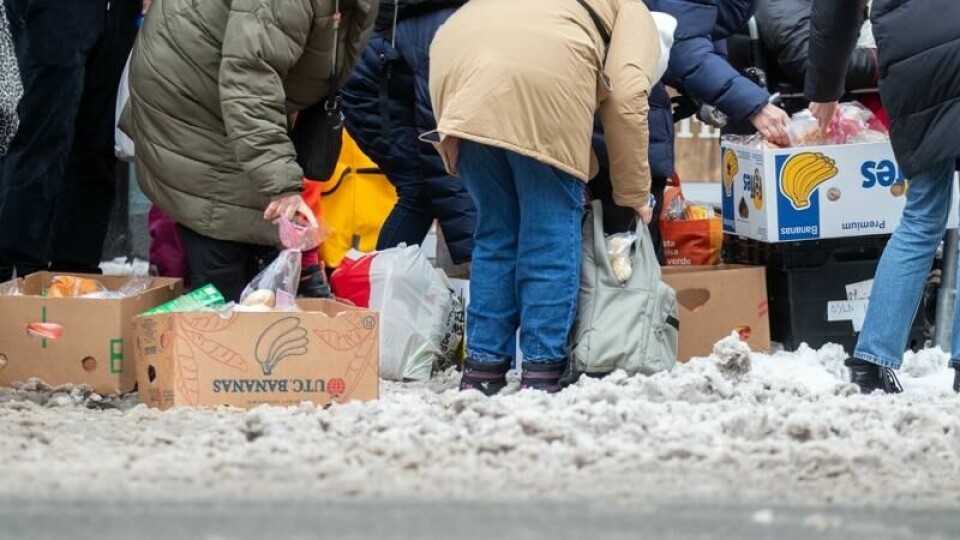 Her deler frivillige ved Fattighuset i Oslo deler ut poser med mat.
