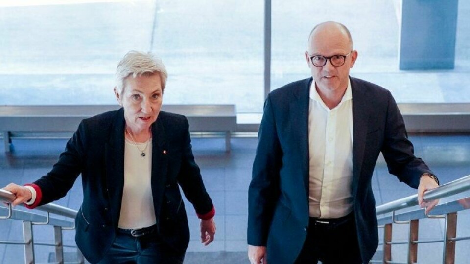 LO-leder Peggy Hessen Følsvik og NHO-direktør Ole Erik Almlid under forhandlingene i årets lønnsoppgjør. LO-leder Peggy Hessen Følsvik og NHO-direktør Ole Erik Almlid under forhandlingene i årets lønnsoppgjør. Foto: Ole Berg-Rusten / NTB