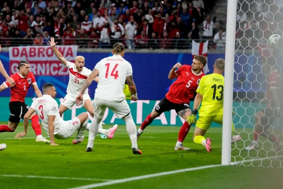 Merih Demiral (liggende) hamret ballen i mål etter bare 57 sekunder. Merih Demiral (liggende) hamret ballen i mål etter bare 57 sekunder. Foto: Darko Vojinovic / AP / NTB