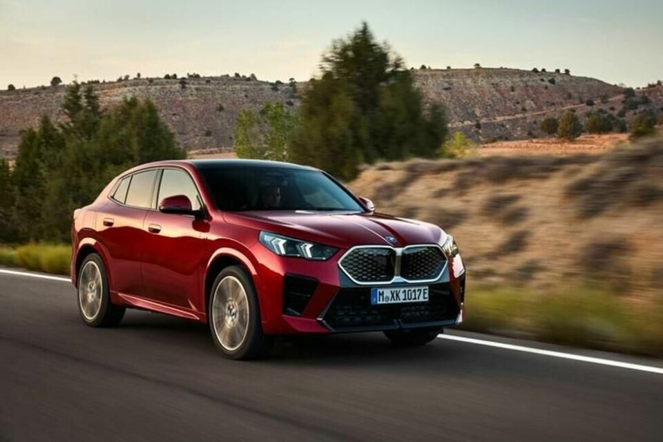 BMW iX2 har 313 hestekrefter og 494 Nm. 0 til 100 skal gå unna på 5,6 sekunder og toppfarten ligger på 180 km/t. BMW iX2 har 313 hestekrefter og 494 Nm. 0 til 100 skal gå unna på 5,6 sekunder og toppfarten ligger på 180 km/t. Foto: BMW