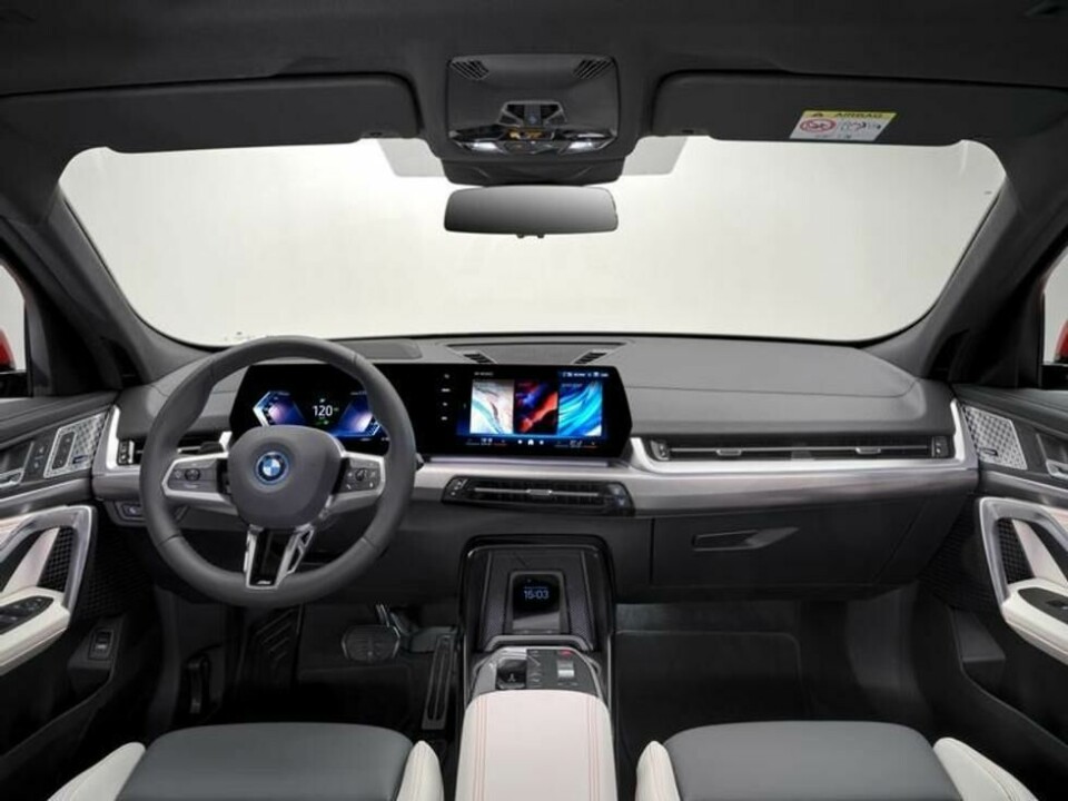 Sammenlignet med forrige generasjon BMW X2 har helt nye BMW iX2 vokst i lengde, bredde og høyde. Den har blant annet blitt over 19 cm lengre og måler nå 455,4 cm, mens bredden måler 184,5 cm og høyden 159 cm. Sammenlignet med forrige generasjon BMW X2 har helt nye BMW iX2 vokst i lengde, bredde og høyde. Den har blant annet blitt over 19 cm lengre og måler nå 455,4 cm, mens bredden måler 184,5 cm og høyden 159 cm. Foto: BMW