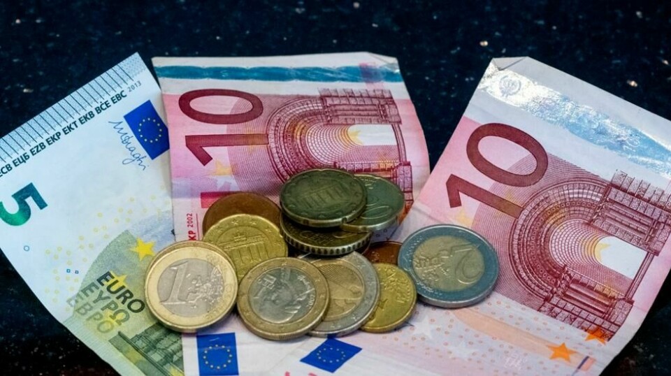 Mandag ble kronen ytterligere svekket etter nok et børsras. En euro koster i dag over 12 kroner. Venstre har foreslått opprettelsen av en kronekommisjon som de mener bør se på om kronen bør bindes til euroen. Foto: Terje Pedersen / NTB