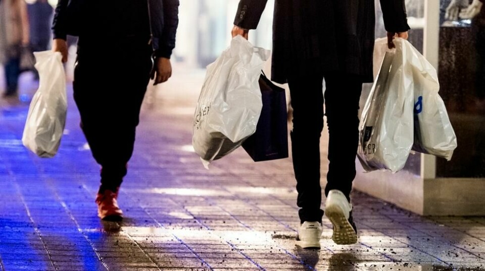 Klima- og miljødepartementet skal vurdere om forslaget om en plastposeavgift etter initiativ fra dagligvarebransjen oppfyller EU-kravene. Illustrasjonsfoto: Jon Olav Nesvold / NTB scanpix