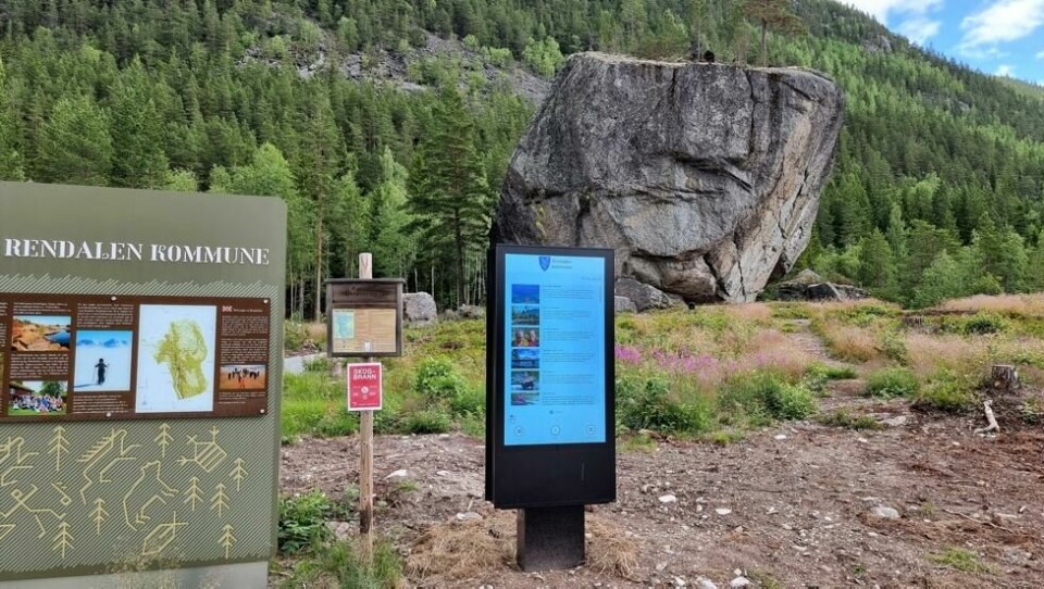 Ved Store Sten i Rendalen får nå innbyggere, turister og tilreisende løpende digital informasjon om hva som skjer i Rendalen i Østerdalen. Ved Store Sten i Rendalen får nå innbyggere, turister og tilreisende løpende digital informasjon om hva som skjer i Rendalen i Østerdalen. Foto: Procon Digital