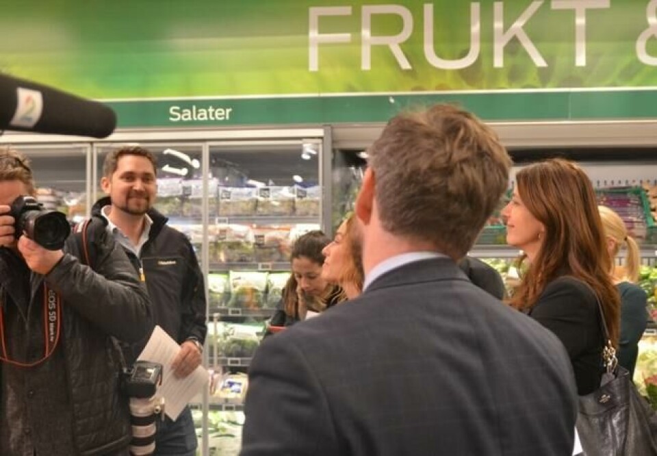 Karl Alveng Munthe-Kaas under presentasjonen av stortingsmeldingen om dagligvarehandelen på en Kiwi-forretning på Hasle i Oslo. Her i dialog med næringsminister Torbjørn Røe Isaksen. Foto: Martin Huseby Jensen Karl Alveng Munthe-Kaas under presentasjonen av stortingsmeldingen om dagligvarehandelen på en Kiwi-forretning på Hasle i Oslo. Her i dialog med næringsminister Torbjørn Røe Isaksen. Foto: Martin Huseby Jensen