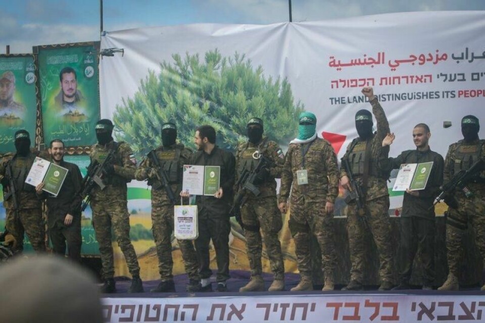 Israelske gisler på en scene i flyktningleiren Nuseirat i Gaza før de ble overlevert til Røde Kors lørdag.