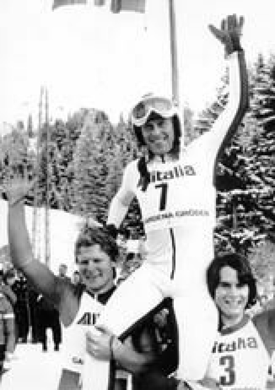 Val Gardena, Italia, desember 1978. En glad Erik Håker etter å ha vunnet World Cup Utfor i Val Gardena. Her løftes han opp av (t.v.) Peter Müller, Sveits som ble nr. 2, og tredjemann Ken Read, Canada. Foto: UPI - L.Mellace. Val Gardena, Italia, desember 1978. En glad Erik Håker etter å ha vunnet World Cup Utfor i Val Gardena. Her løftes han opp av (t.v.) Peter Müller, Sveits som ble nr. 2, og tredjemann Ken Read, Canada. Foto: UPI - L.Mellace. Foto: NTB