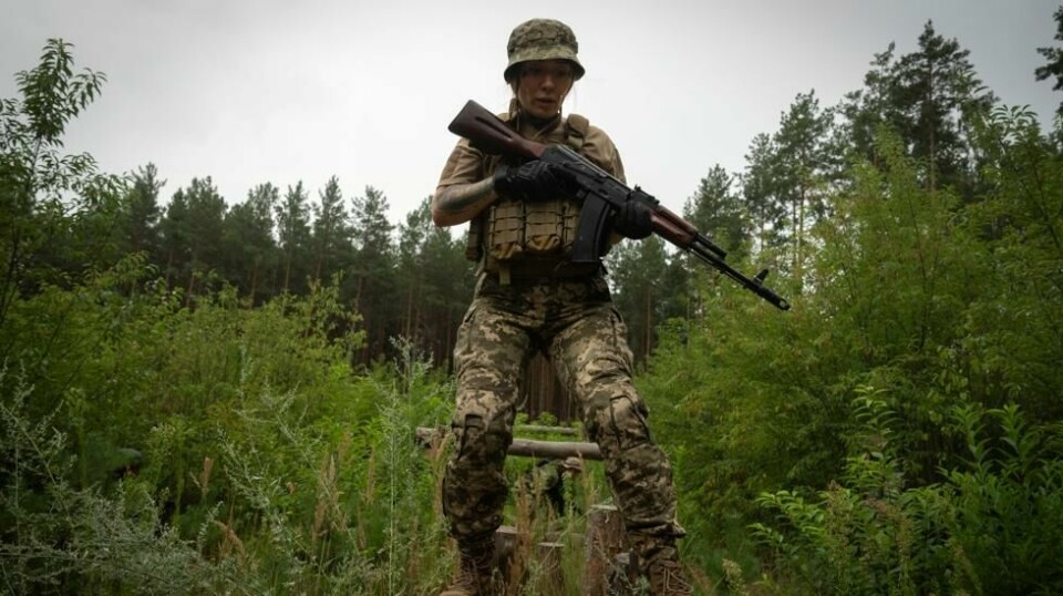 Et medlem av en frivillig kvinnelig luftforsvarsgruppe trener i Butsja-området utenfor Kyiv lørdag. Gruppa skal settes inn for å skyte ned droner på vei mot den ukrainske hovedstaden. Foto: Efrem Lukatsky / AP / NTB