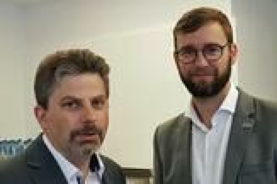KULL-TRØBBEL: Miljøvernerne Marcin Stoczkiewicz (til v.) og Sebastian Scholz ser ikke for seg at Polen og Tyskland blir kvitt kullkraft med det første. KULL-TRØBBEL: Miljøvernerne Marcin Stoczkiewicz (til v.) og Sebastian Scholz ser ikke for seg at Polen og Tyskland blir kvitt kullkraft med det første. Foto: Thomas Vermes / ABC Nyheter