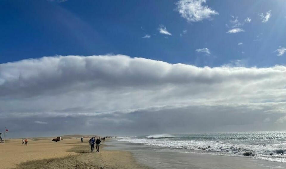 Den mange kilometer lange stranden mellom Playa del Ingles og Maspalomas på ferieøya Gran Canaria er ofte åsted for drukningsulykker. Den mange kilometer lange stranden mellom Playa del Ingles og Maspalomas på ferieøya Gran Canaria er ofte åsted for drukningsulykker. Foto: Tor Strand / ABC Nyheter