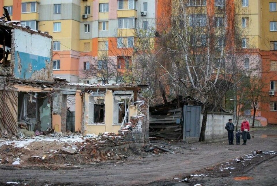 Til tross for at Kharkiv ligger tett på fronten, og mottar russiske missiler og glidebomber hver eneste uke, forsøker folk å opprettholde en viss normalitet. Her ser naboer på de store ødeleggelsene etter at et russisk missil traff en politistasjon i sentrum av byen i november i fjor. Til tross for at Kharkiv ligger tett på fronten, og mottar russiske missiler og glidebomber hver eneste uke, forsøker folk å opprettholde en viss normalitet. Her ser naboer på de store ødeleggelsene etter at et russisk missil traff en politistasjon i sentrum av byen i november i fjor. Foto: Espen Røst / Panorama nyheter