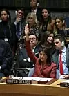 USAs FN-ambassadør Nikki Haley stemmer for veto mot det russiske resolusjonsutkastet om gransking av det antatte giftangrepet i Syria. Foto fra tirsdag 10. april. Scanpix/AFP.