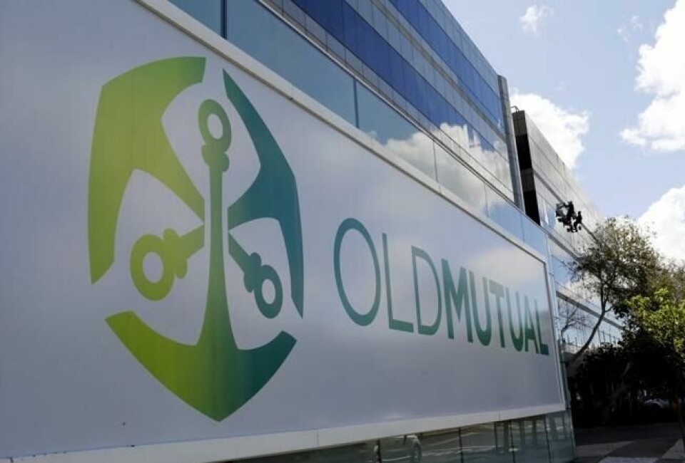 Bank- og forsikringsselskapet Old Mutual har fått gjennomgå i sosiale medier etter en video som tilsynelatende viser to kvinner som bærer et lik ut av en av deres filialer. Da de troppet opp med liket, skal banken umiddelbart ha betalt ut penger familien hadde krav på etter dødsfallet. Bank- og forsikringsselskapet Old Mutual har fått gjennomgå i sosiale medier etter en video som tilsynelatende viser to kvinner som bærer et lik ut av en av deres filialer. Da de troppet opp med liket, skal banken umiddelbart ha betalt ut penger familien hadde krav på etter dødsfallet. Foto: Mike Hutchings / Reuters / NTB scanpix