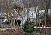 En russisk soldat holder vakt rundt vrakdelene av det polske presidentflyet i dagene etter den tragiske ulykken. Fortsatt er ikke Polen og Russland enige i hva som forårsaket ulykken. Russerne peker på uerfarne piloter, mens polakkene peker på dårlig kommunikasjon med de russiske flygelederne og mangelfull utstyr ved flyplassen. Foto: Sergei Karpukhin / Reuters