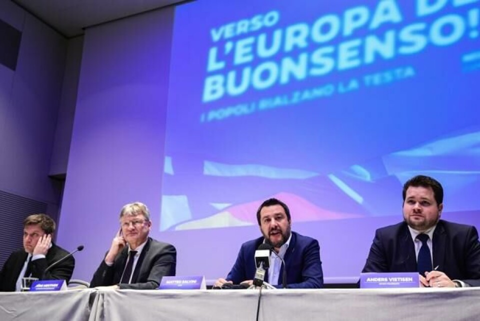 FOLKET REISER SEG: «For et fornuftens Europa! Folket reiser seg», het det da Ligaens visestasminister Matteo Salvini samlet Olli Kotro fra Sannfinnene, Jörg Meuthen fra Alternativ for Tyskland (AfD) og Anders Primdahl Vistisen (til h.) fra Dansk Folkeparti i Milano 8. april for å samordne seg foran EU-parlamentsvalget i mai. Blir det brudd mellom ungarske Fidesz og EPP, kan også Viktor Orbán slutte seg til dem. FOLKET REISER SEG: «For et fornuftens Europa! Folket reiser seg», het det da Ligaens visestasminister Matteo Salvini samlet Olli Kotro fra Sannfinnene, Jörg Meuthen fra Alternativ for Tyskland (AfD) og Anders Primdahl Vistisen (til h.) fra Dansk Folkeparti i Milano 8. april for å samordne seg foran EU-parlamentsvalget i mai. Blir det brudd mellom ungarske Fidesz og EPP, kan også Viktor Orbán slutte seg til dem. Foto: Miguel Medina / AFP/NTB scanpix