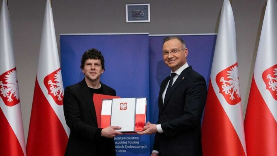Polens president Andrzej Duda gir Jesse Eisenberg det polske statsborgerskapet.