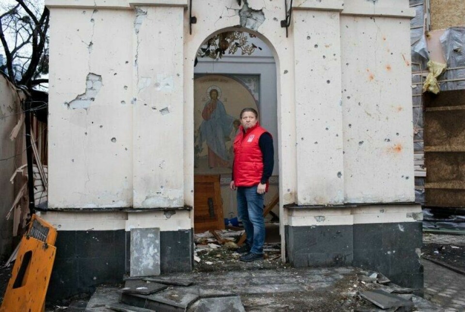 Kirkens Nødhjelp-veteranen Håvard Hovdhaugen leder nå Swiss Church Aids hjelpearbeid i Ukraina. Her ser han på skadene et russisk missil har forårsaket i et lite kapell, sentralt i Kharkiv, Ukrainas nest største by. Kirkens Nødhjelp-veteranen Håvard Hovdhaugen leder nå Swiss Church Aids hjelpearbeid i Ukraina. Her ser han på skadene et russisk missil har forårsaket i et lite kapell, sentralt i Kharkiv, Ukrainas nest største by. Foto: Espen Røst / Panorama nyheter