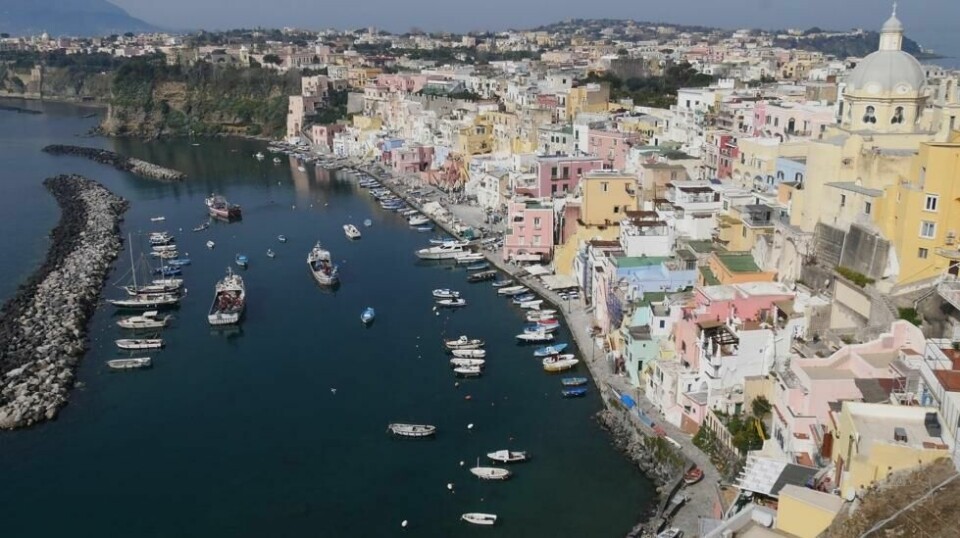 Procida i Italia er en fargepalett på horisonten.